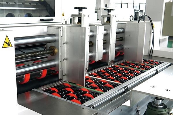 Fustellatrice di scatole ondulate completamente automatiche con spelatura