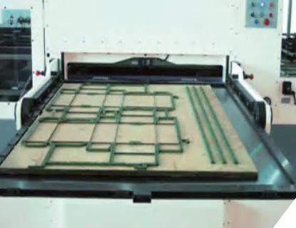Macchina tagliante della scatola ondulata automatica di 1200mm x di 1650 con la spogliatura