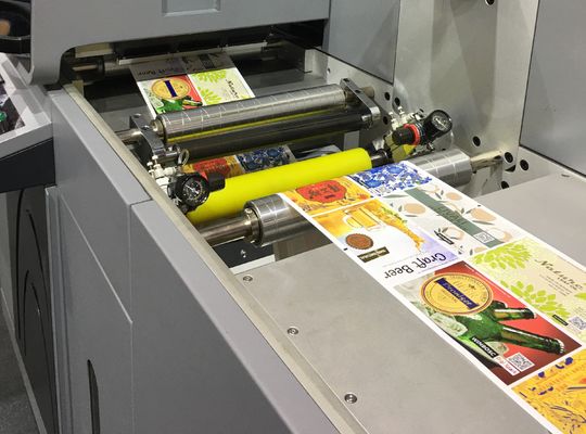 Stampa digitale a getto d'inchiostro con stampo in foglio UV con vernice massima velocità di stampa di 50 m/min per l'abbellimento delle etichette