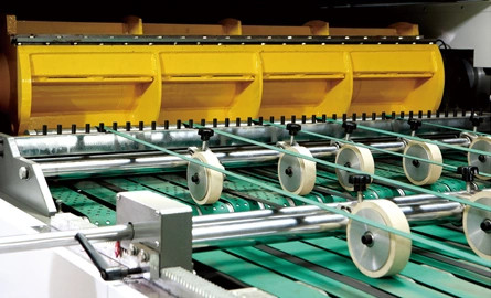 Rotolo di carta Sheeter e tagliacarte dello strato con il taglio e la guarnizione