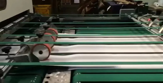 Sfogliatrice e taglierina per rotoli di carta ad alta velocità con taglio e rifilatura