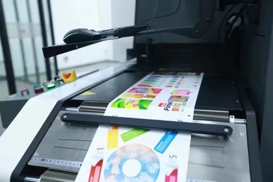 Macchina per la stampa e la verniciatura di etichette digitali multicolori