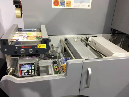 Impianto automatico di stampaggio a freddo e di verniciatura delle etichette