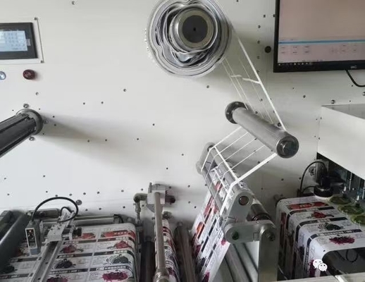 Macchina di taglio di etichette digitali a rotolamento con opzione di laminazione 27 M/min