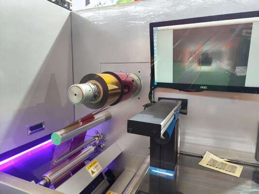 Macchina per la stampa di etichette digitali con vernici UV e per la stampa su foglio