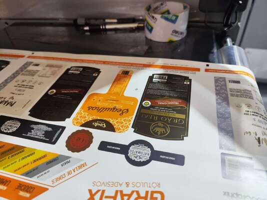 Stampa digitale rotativa per verniciature UV e macchina per rivestimento a freddo