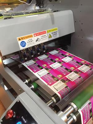Macchina di stampa e finitura di etichette digitali IQ330 con risoluzione di 1440*360 dpi, velocità di 50m al minuto e UV LED Curing