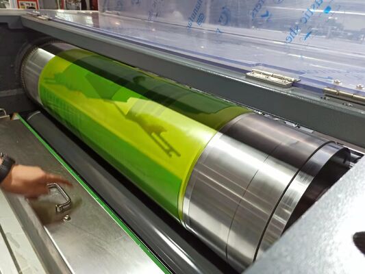 Macchina per verniciatura UV spot A1 da 9500 fogli/ora con dimensioni massime del foglio 720x1060mm e spessore 80-500gsm